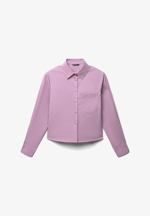 Hellblaues Langarmhemd mit Knopfverschluss, Kragen und Brusttasche, auf weißem Hintergrund präsentiert.