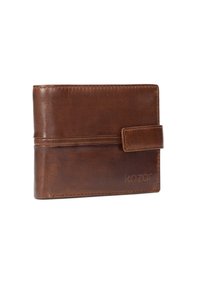 Bruine leren portefeuille met een gladde textuur, voorzien van een horizontale band en een drukknoopsluiting. "Kazar" logo gegraveerd aan de voorkant.