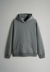 Szara bluza z kapturem wykonana z miękkiego materiału. Posiada kieszeń kangurkę, ściągacze przy mankietach oraz minimalistyczny design bez widocznych logo.