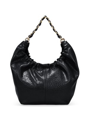 Bolso de cuero negro con un diseño fruncido, asa de cadena trenzada y superficie texturizada. Presenta una forma suave y tipo pouch.