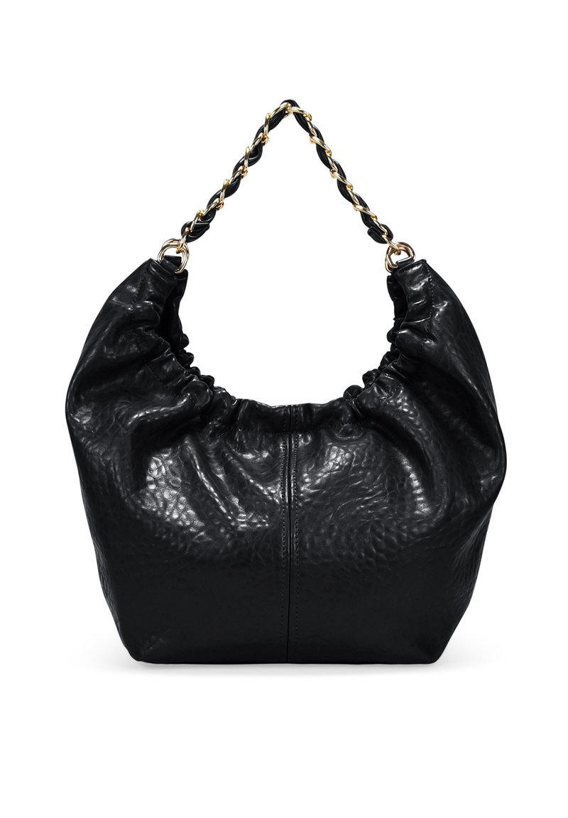 Bolso de cuero negro con un diseño fruncido, asa de cadena trenzada y superficie texturizada. Presenta una forma suave y tipo pouch.