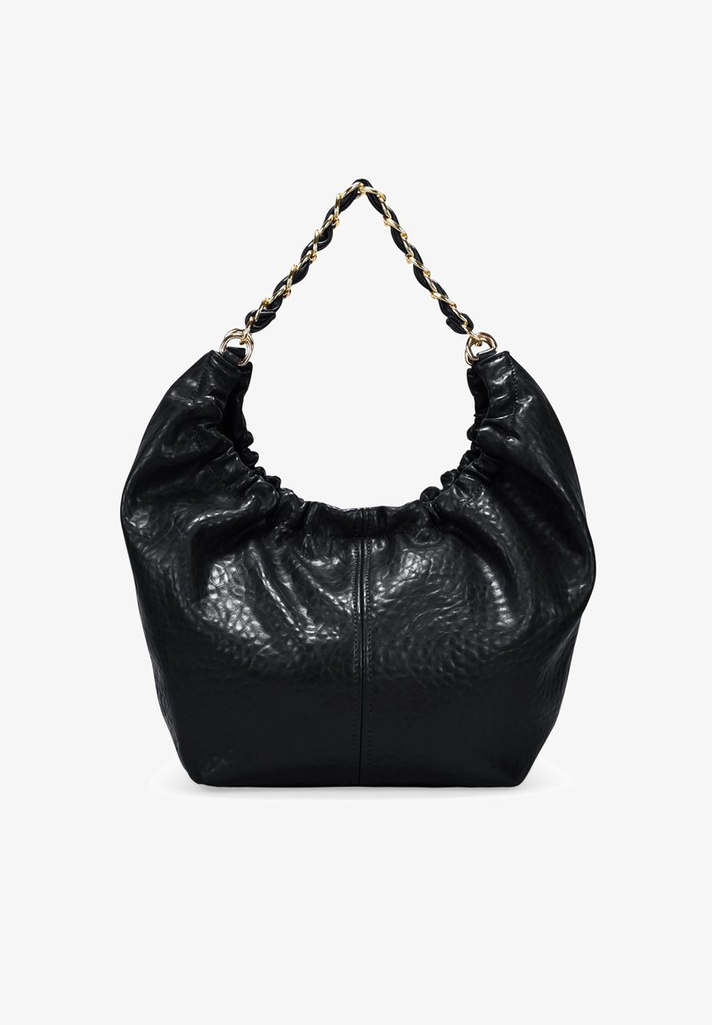 Bolso de cuero negro con un diseño fruncido, asa de cadena trenzada y superficie texturizada. Presenta una forma suave y tipo pouch.