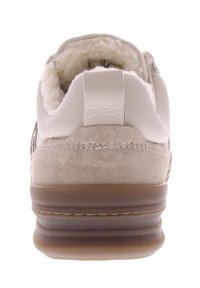 Sneaker con tomaia in suede color sabbia, dettagli in pelle bianca e suola in gomma marrone. Presenta un rivestimento interno morbido per un comfort aggiuntivo.