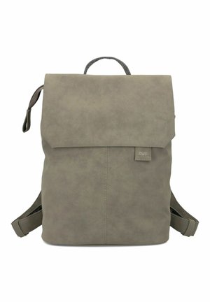 Sac à dos en daim gris avec rabat supérieur, bretelles réglables et un petit patch logo carré au centre avant.