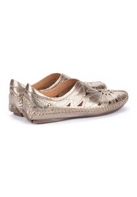 Ballerines métalliques dorées en cuir avec un motif floral découpé. Présentent des bords cousus et un petit accent en métal doré sur le talon.