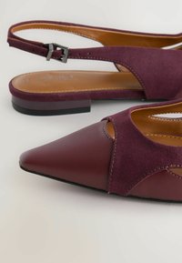 Burgundia nahk ja samet slingback kingad terava toe ja lõikekujundusega, väikesed kontsad ja reguleeritava pundiga rihm.
