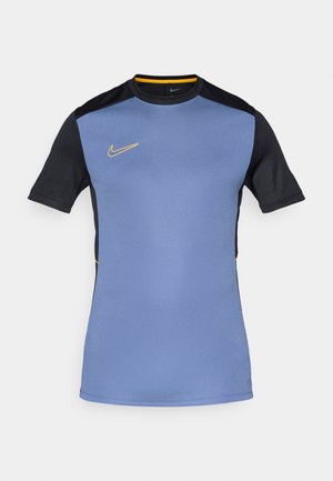 Blauwe en zwarte sportshirt met korte mouwen, ronde halslijn en gele accenten. Heeft een Nike-logo op de borst. Gemaakt van een gladde stof.