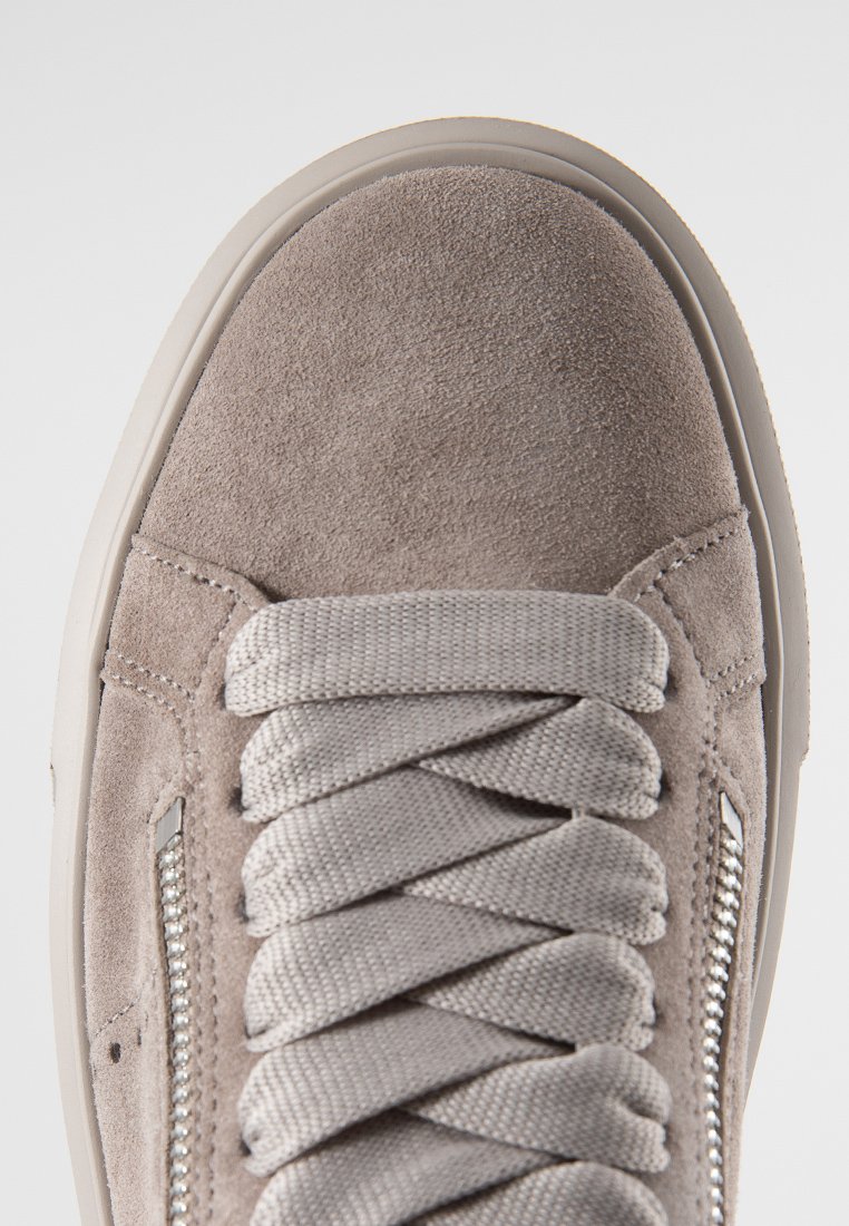 Grau Wildleder Sneaker mit strukturiertem Finish, flachen Schnürsenkeln und seitlichen Reißverschlussakzenten. Weiße Gummisohle. Draufsicht konzentriert sich auf das Material und das Design.