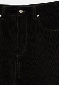 Pantaloni negri din corduroy cu dungi verticale, prevăzuți cu închidere cu nasture metalic și cusături albe contrastante de-a lungul cusăturilor și buzunarelor.