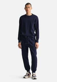 GANT TONAL ARCHIVE SHIELD PANTS granatowy