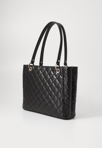 Borsa tote in pelle nera con motivo trapuntato, doppi manici, hardware in tonalità argento e forma rettangolare strutturata.