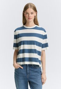 Blau-weißer gestreifter Baumwoll-T-Shirt mit rundem Ausschnitt und kurzen Ärmeln, in lockerer Passform und mit einem Saum, der auf Taille endet.