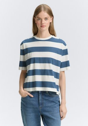 T-shirt en coton rayé bleu et blanc avec un col rond et des manches courtes, offrant une coupe décontractée et un ourlet qui tombe à la taille.
