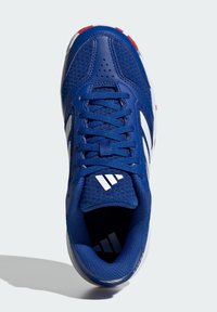 Baskets de sport bleues avec une tige en maille, des accents en cuir, des rayures blanches et des détails rouges contrastants. Comprend un col rembourré et une semelle texturée.