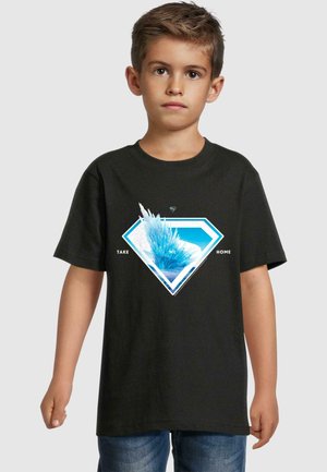 Schwarzes Baumwoll-T-Shirt mit einem diamantförmigen Grafikdesign in der Mitte, das blaue Akzente und den Schriftzug "NIMM MICH MIT NACH HAUSE" auf einem strukturierten Hintergrund zeigt.