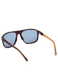 Occhiali da sole tartarugati con lenti blu, forma rettangolare e aste color arancione con dettagli di branding. Texture liscia in tutto.