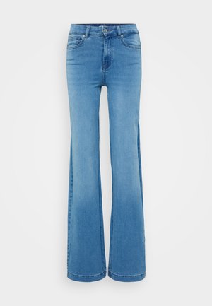 Jeans de mezclilla de color azul claro, acampanados, con cintura alta, cierre de cremallera y diseño de cinco bolsillos. La tela tiene una textura suave y ligeras variaciones en el lavado.