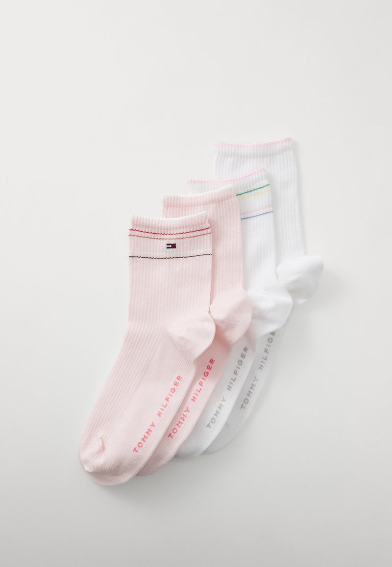 Patru perechi de șosete ribbate în roz și alb, cu dungi de culoare contrastantă și logo-ul mărcii. Material moale, cu un design casual.