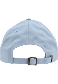 Cappellino in cotone azzurro chiaro con visiera curvata, con cinturino regolabile sul retro e tessuto testurizzato con dettagli di cucitura.