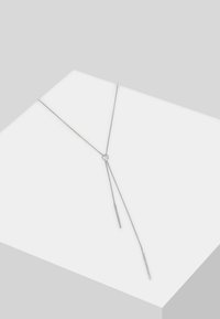 Sølv y-halskæde med et rundt midterpunkt og to slanke kæder, der strækker sig nedad. Glat tekstur med et minimalistisk design.