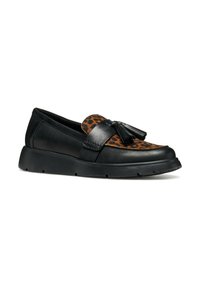 Scarpa slip-on in pelle nera con un pannello in tessuto con stampa leopardata, dotata di un tassello decorativo e una suola in gomma testurizzata.