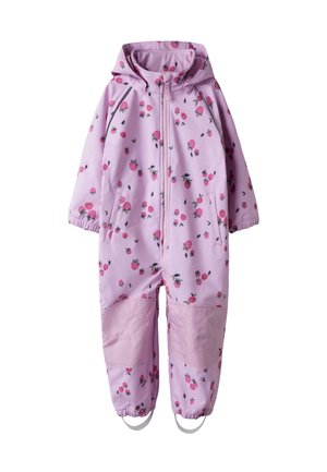 Salopette rose imperméable avec un motif de fraises, équipée d'une fermeture éclair sur le devant, d'une capuche et de poignets élastiques. Sections renforcées aux genoux et dans le bas des jambes.