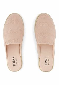 Espadrillas rosa slip-on con toma superiore in maglia testurizzata, suola in juta naturale e soletta imbottita con il logo TOMS.