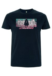 Camiseta de algodón negra con un diseño gráfico que presenta personajes y texto en rosa y azul verdoso, ubicado de manera central en la parte delantera.