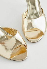 Next FOREVER COMFORT- REGULAR FIT - Mules med hæl - gold
