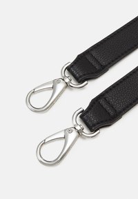 Svart läderrem med en texturerad yta, med silverfärgade metalsnappkrok i varje ände för fäste.