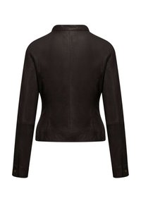 Giubbotto di pelle nera con un design aderente, maniche lunghe e un collo piccolo. Presenta una texture liscia e dettagli di cucitura minimi.