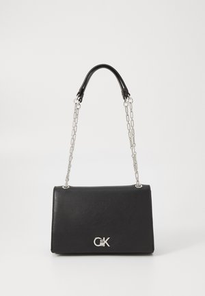 Borsa nera in pelle sintetica con design strutturato, manici in catena e pelle sintetica, e un accento del logo argentato sul davanti.