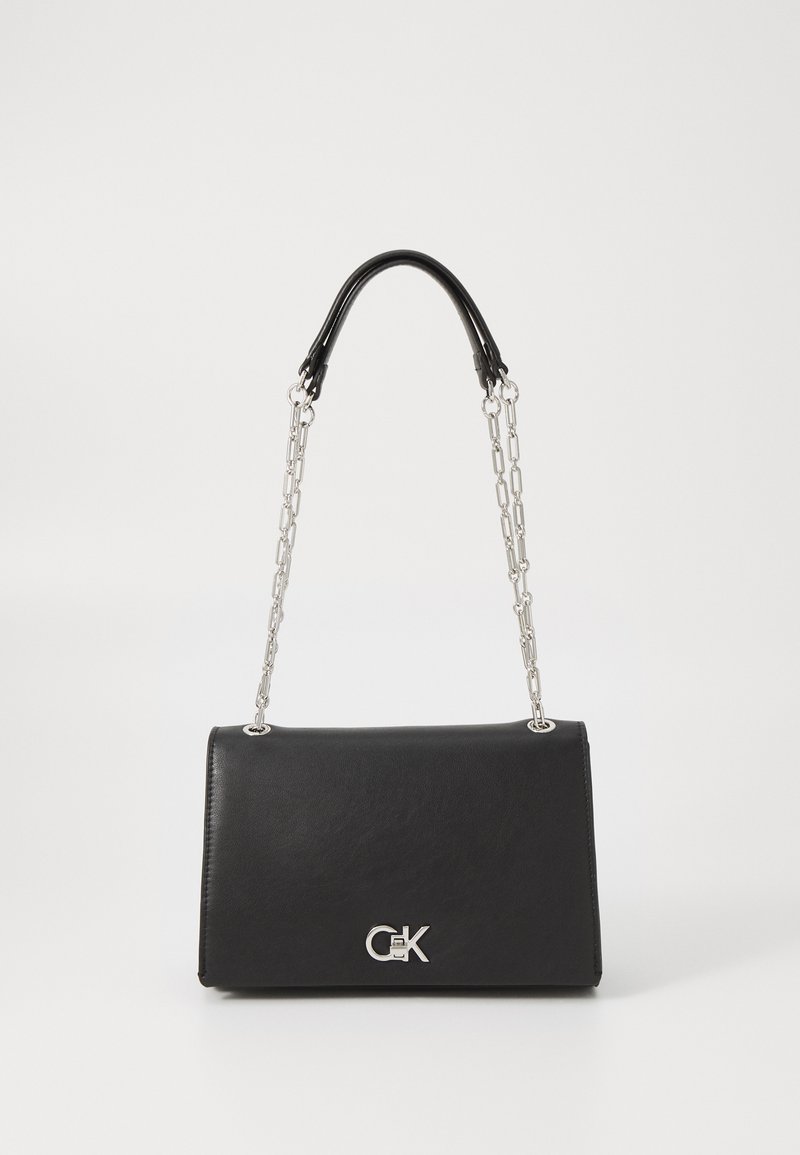 Borsa nera in pelle sintetica con design strutturato, manici in catena e pelle sintetica, e un accento del logo argentato sul davanti.