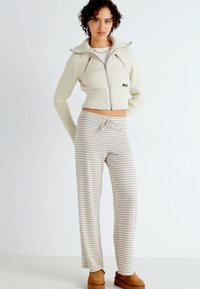 Pieces PCLAYA MW WIDE  - Housut - simply taupe/coconut milk