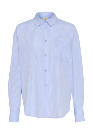 Helles blaues Hemd mit vertikalen weißen Streifen. Verfügt über einen Kragen, lange Ärmel und eine einzelne Brusttasche mit horizontalen Streifen.