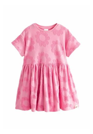 Robe courte à manches courtes pour tout-petit, rose, avec de grands motifs floraux texturés et une jupe plissée, tissu doux, encolure ronde et petite étiquette près de l'ourlet.