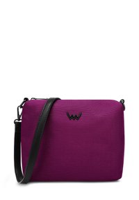 Fialová crossbody taška vyrobená z látky s hladkým povrchem, vybavená černým nastavitelným popruhem a černým logem na přední straně.