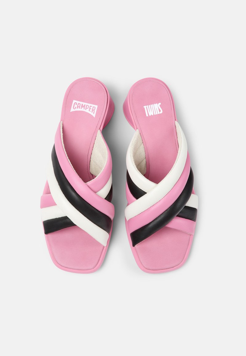 Sandales à glissière roses avec des brides croisées noires et blanches, présentant une texture en caoutchouc lisse. Logos "CAMPER" et "TWINS" sur les semelles.