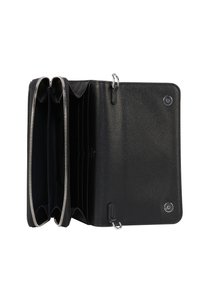 Czarny skórzany portfel o teksturowanym wykończeniu, z zasuwaną kieszenią, wieloma przegródkami oraz srebrnymi akcentami.