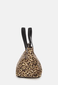 Borsa con stampa leopardata, dotata di manici in pelle nera, una forma ampia e chiusura con zip nella parte superiore. Stampa animale testurizzata sul tessuto.