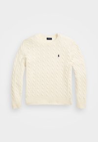 Krämfärgad kabelstickad tröja med rund halsringning, ribbade manschetter och nederkant, med en liten marinblå logotyp på bröstet.