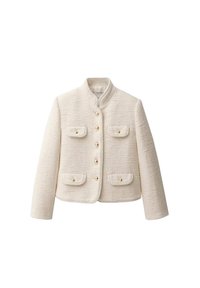 Chaqueta color crema hecha de tela texturizada, con un cuello alzado, botones dorados y dos bolsillos frontales con solapas.