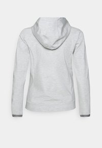 Felpa grigia chiaro con cappuccio regolabile, maniche lunghe e polsini a costine con strisce bianche e nere. Texture liscia, design informale.
