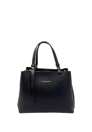 Borsa a mano in pelle nera con texture, dotata di due manici superiori e logo del marchio dorato al centro sul davanti.