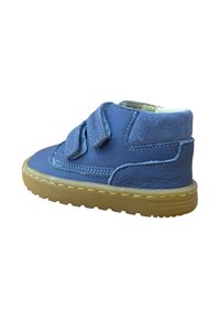 Zapato infantil de cuero azul con dos cintas de Velcro, parte trasera de gamuza texturizada y suela de goma flexibles. Punta redondeada y adornos cosidos.