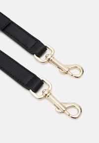 Černý kožený pásek s texturovaným povrchem, s kovovými klipy a detaily v zlatavém odstínu na obou koncích pro připojení.