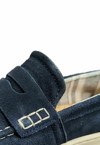 Scarpa in suede blu navy con finitura testurizzata, caratterizzata da una fascia con dettagli cuciti e una fodera interna a fantasia.