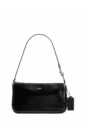 Piccola borsa a tracolla in pelle nera con cerniera argento e logo, tracolla singola e targhetta rettangolare in pelle attaccata.