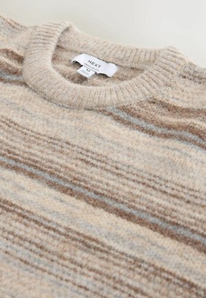 Pull beige clair avec des rayures horizontales dans différentes nuances de marron et un bleu subtil. Il présente un col rond côtelé et une texture douce.