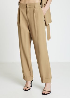 Pantaloni beige a vita alta con pieghe, gambe larghe e risvolti. Presentano tasche laterali e un tessuto liscio e strutturato.